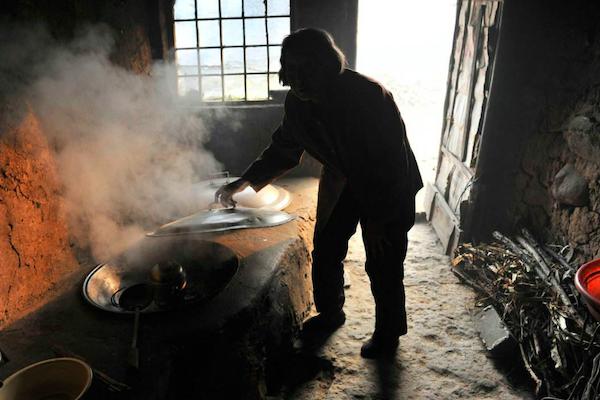 古人用火炕取暖原理,乡下用什么柴火取暖