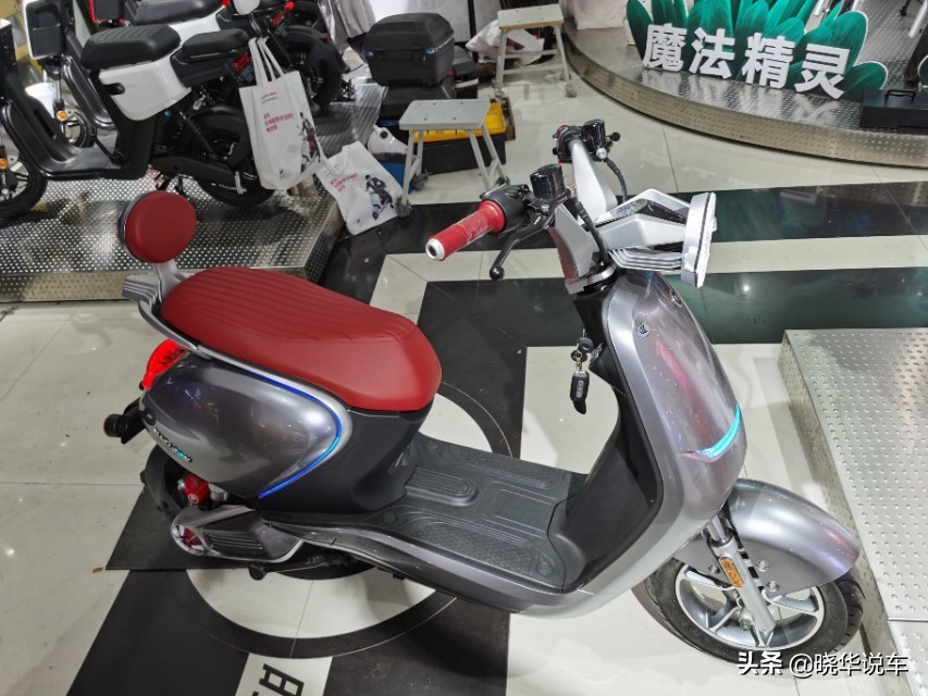 爱玛2018年的智能电摩,爱玛电摩最顶配版