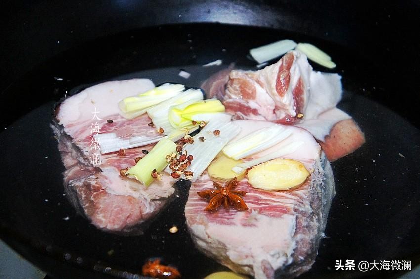 东北的杀猪菜竟然这么下饭,东北杀猪菜蘸的蒜泥怎么做