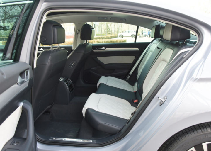 大众新款帕萨特到底值不值得买,曾经的b级车雪铁龙c5