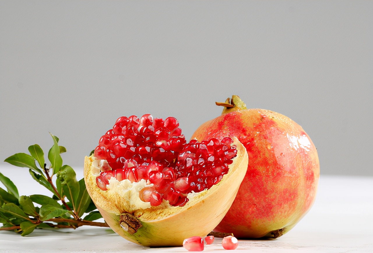 秋天吃石榴身体会收获5大好处,秋天吃石榴的利与弊