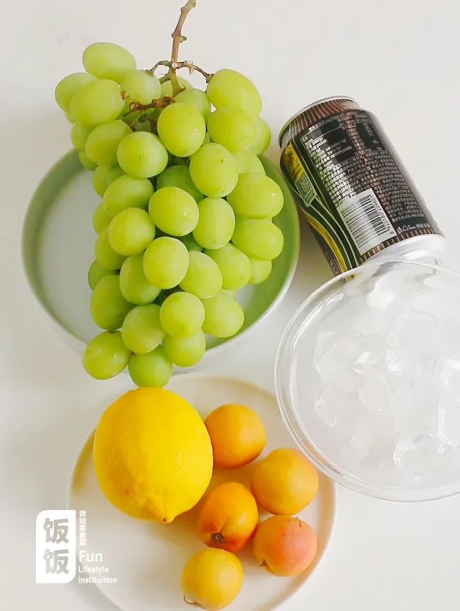 草莓青提气泡水,青提乌龙气泡水