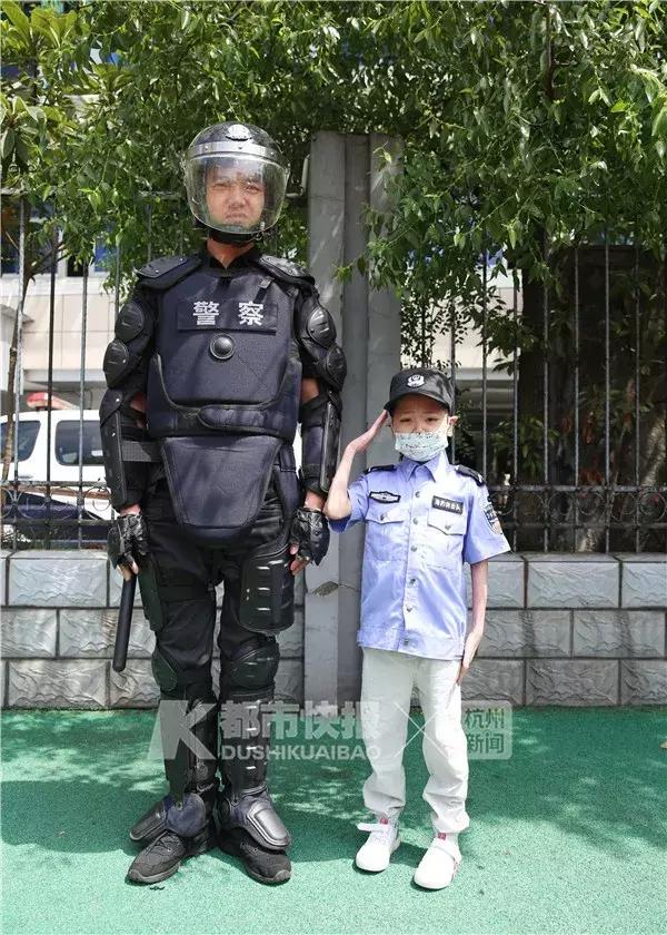 “我想当警察”，他眼睛亮亮的，我们却看哭了......