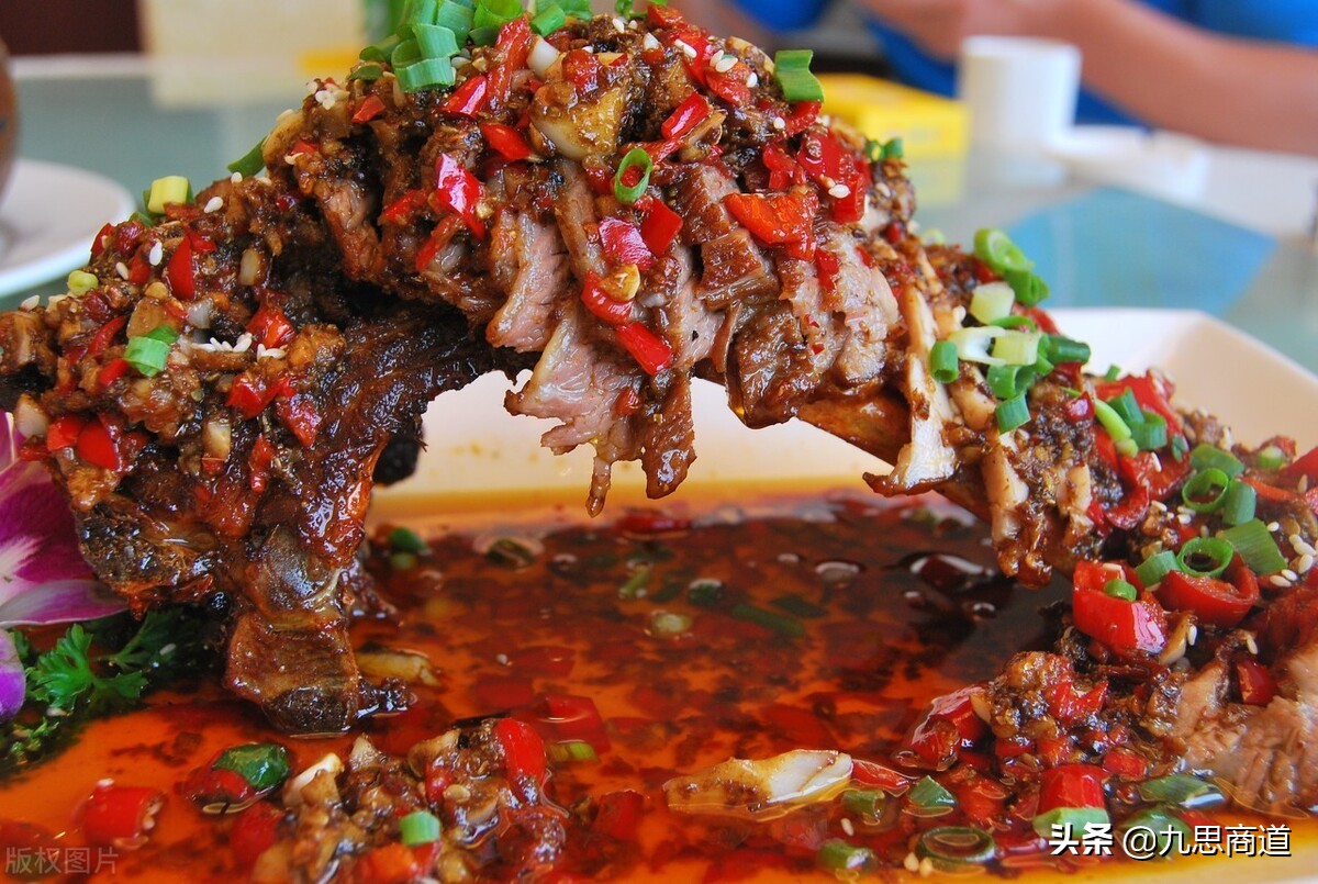 80后农村小伙创业开餐厅,开个300平湘菜馆能赚多少钱