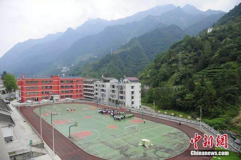 五峰*花采**乡一乡村教师弃50万高薪助500贫困学子走出大山