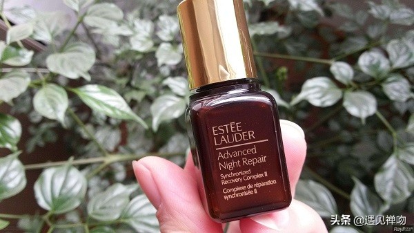 雅诗兰黛小棕瓶护肤品：夜间修复丶日常防护丶高度保湿丶拯救肌肤