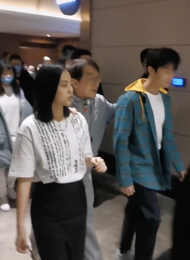 成龙宣传电影腰伤,成龙腰伤复发走路图片