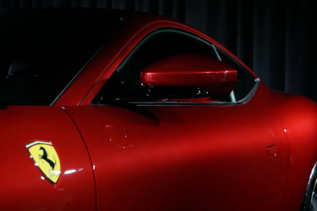 法拉利roma白外黑内,法拉利roma白色硬顶