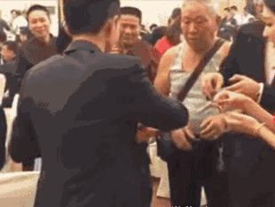 “老婆居然穿这种裤子出门，难怪大家都在看她，太丢脸了！”哈哈