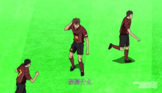 柯南心里暗讽小哀却被小哀感知,柯南和小哀一起看球赛