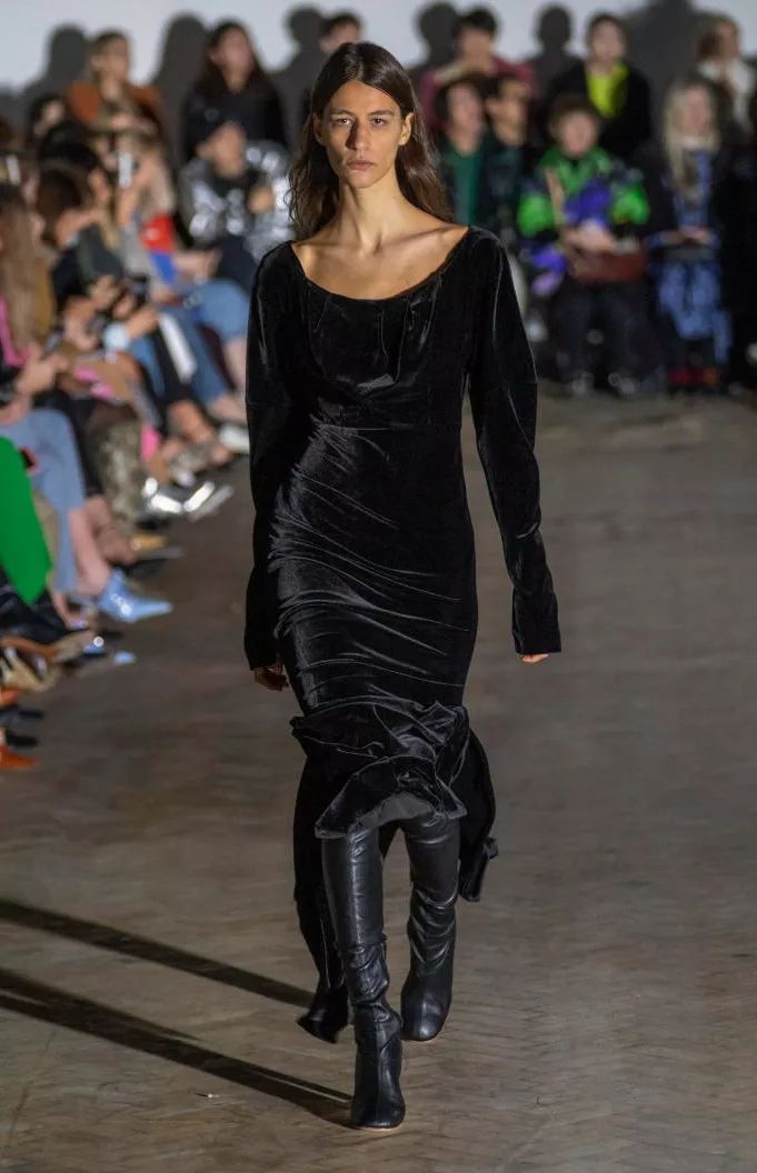 秋天穿丝绒太美太高级了 (轻薄高级的丝绒质地太讨人喜欢了)