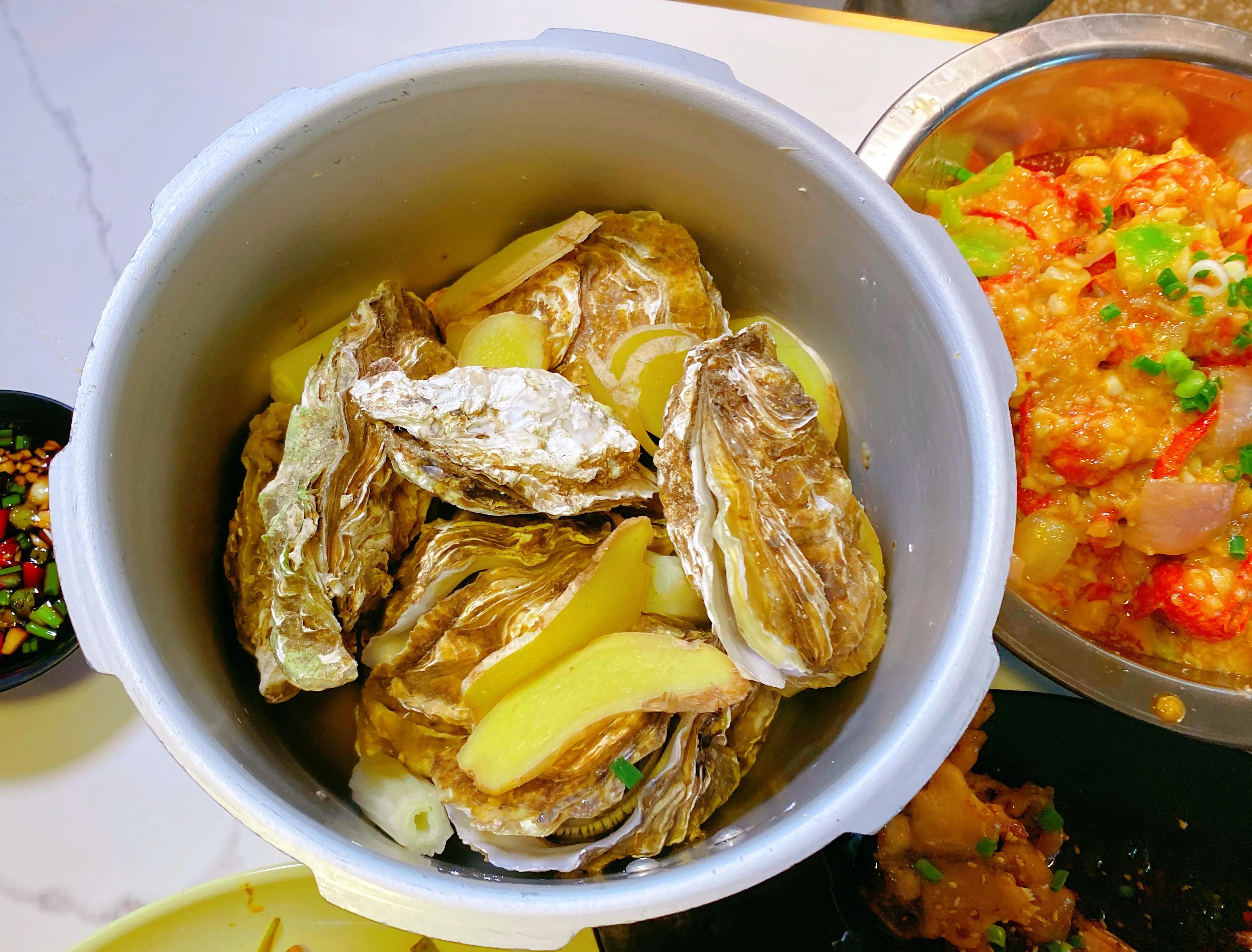 没想到西安这家饭店，把虾做出了各种“花”，排队吃虾人真多