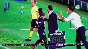 女球员疑似被袭胸！主帅上前搂着腰安慰，他的手有点不规矩