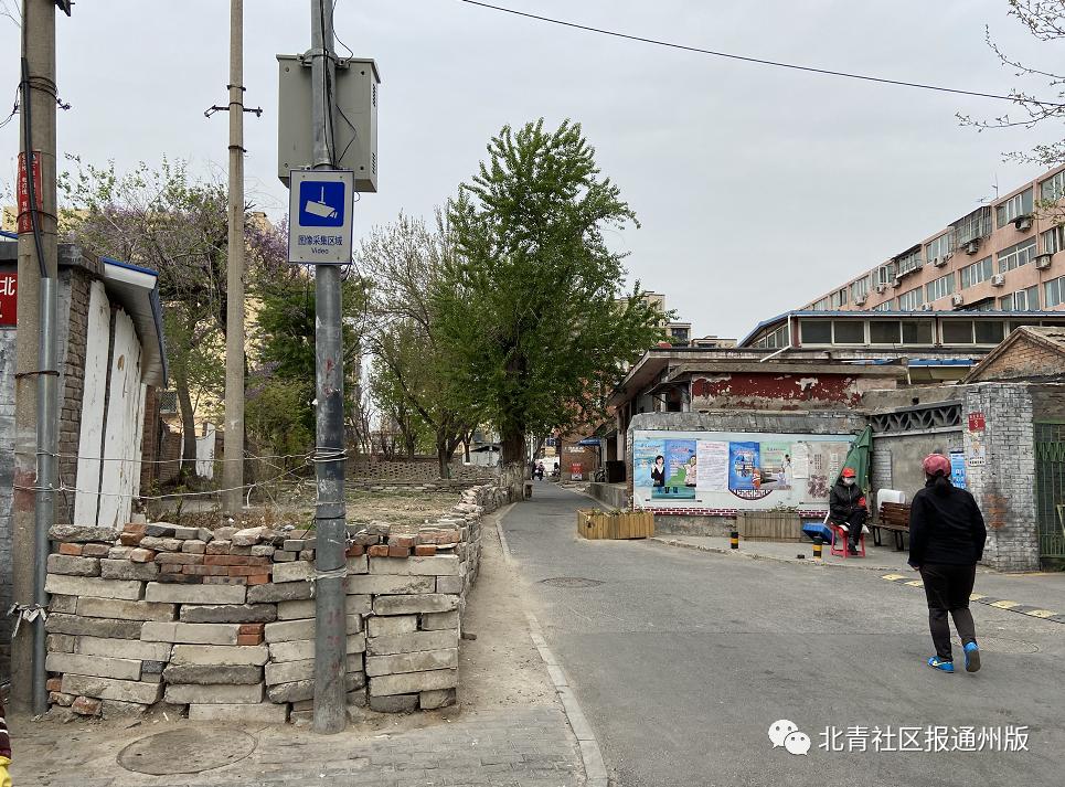 路窄难走、道旁还晾晒衣裳……通州北苑这条“羊肠”小巷啥时能通畅?