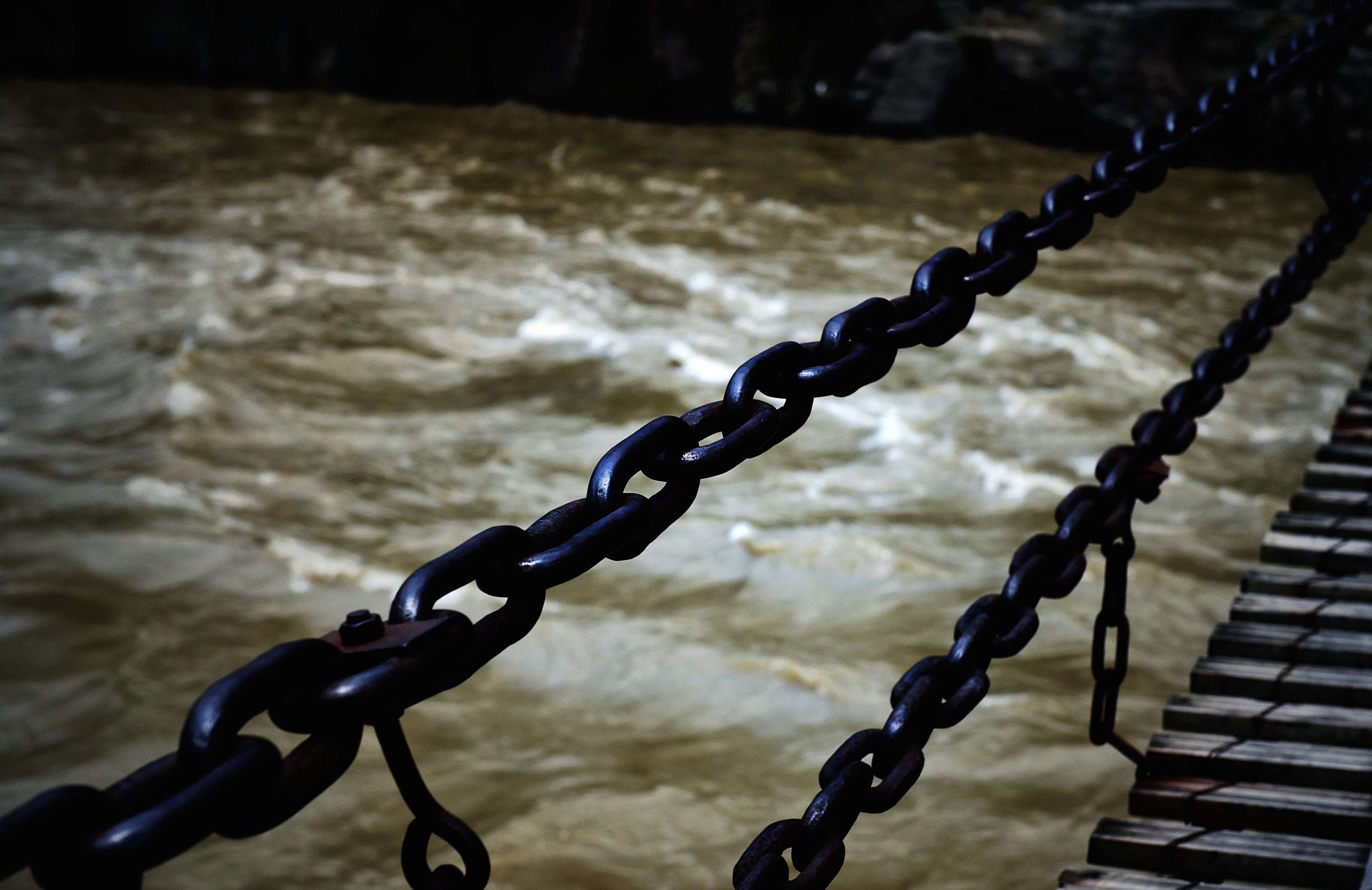 终于弄清楚，红军长征时飞夺的泸定桥由12164个铁链组成