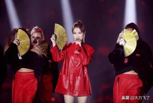 李宇春现场头戴面具,李宇春最新裙装