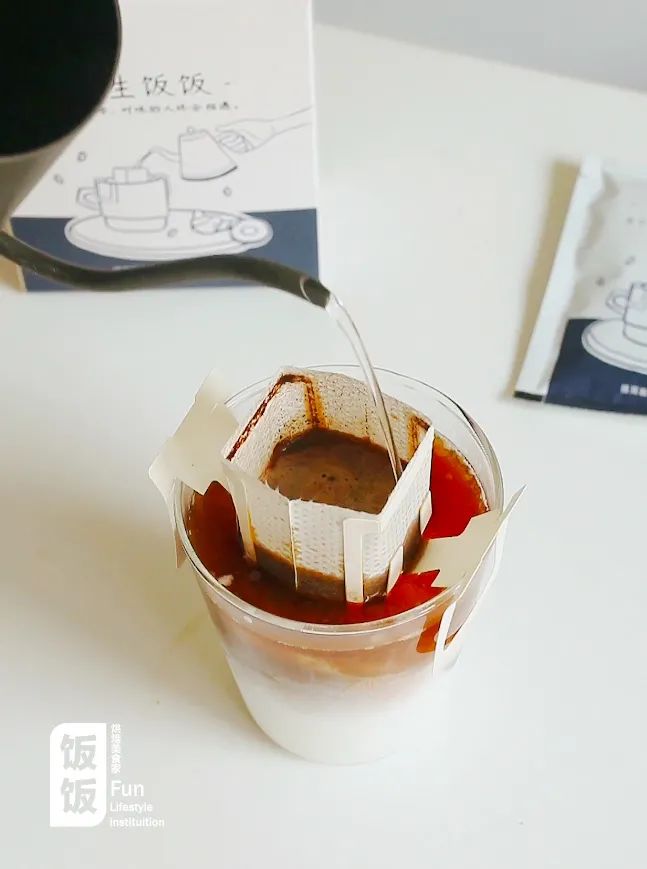 「生椰拿铁」火爆全网的夏日生椰拿铁，在家就能轻松复刻