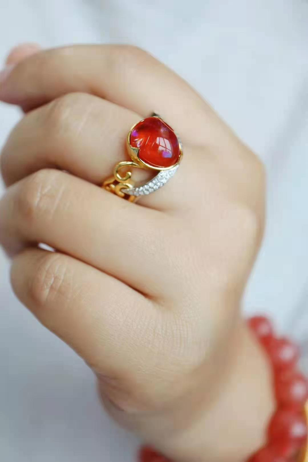 欧泊一种拥有世间所有颜色的宝石，关键还不贵