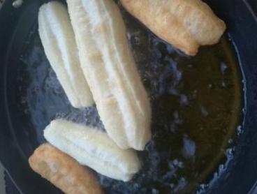 油条膨松剂做出的油条发硬,油条面粉做出来的油条凉了发硬