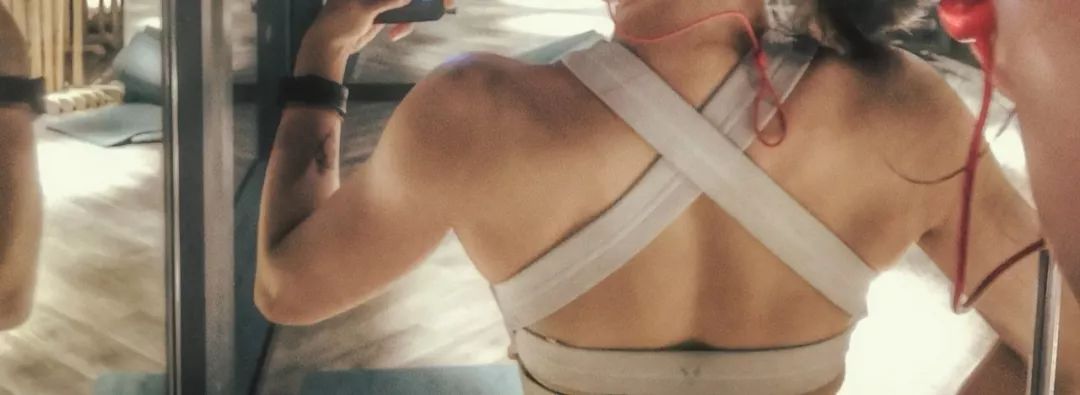 「故事」背影杀，健身让我拥有隐形的翅膀