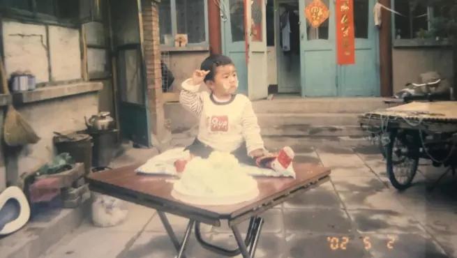 17岁被侵犯，34岁成*鸨老**，37岁拍片拿大奖，好绝一女的