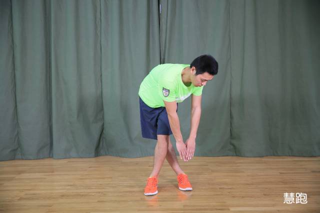 小臂拉伸细节,跳绳热身拉伸动作细节