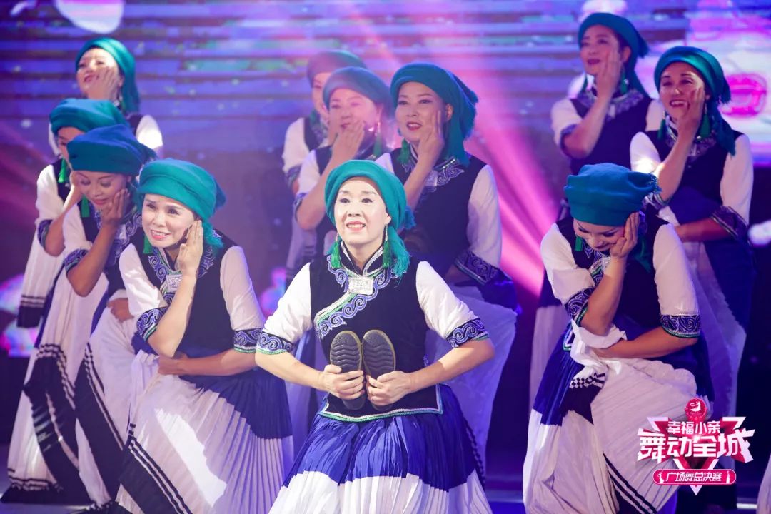 大妈们参加广场舞比赛,春晚广场舞比赛