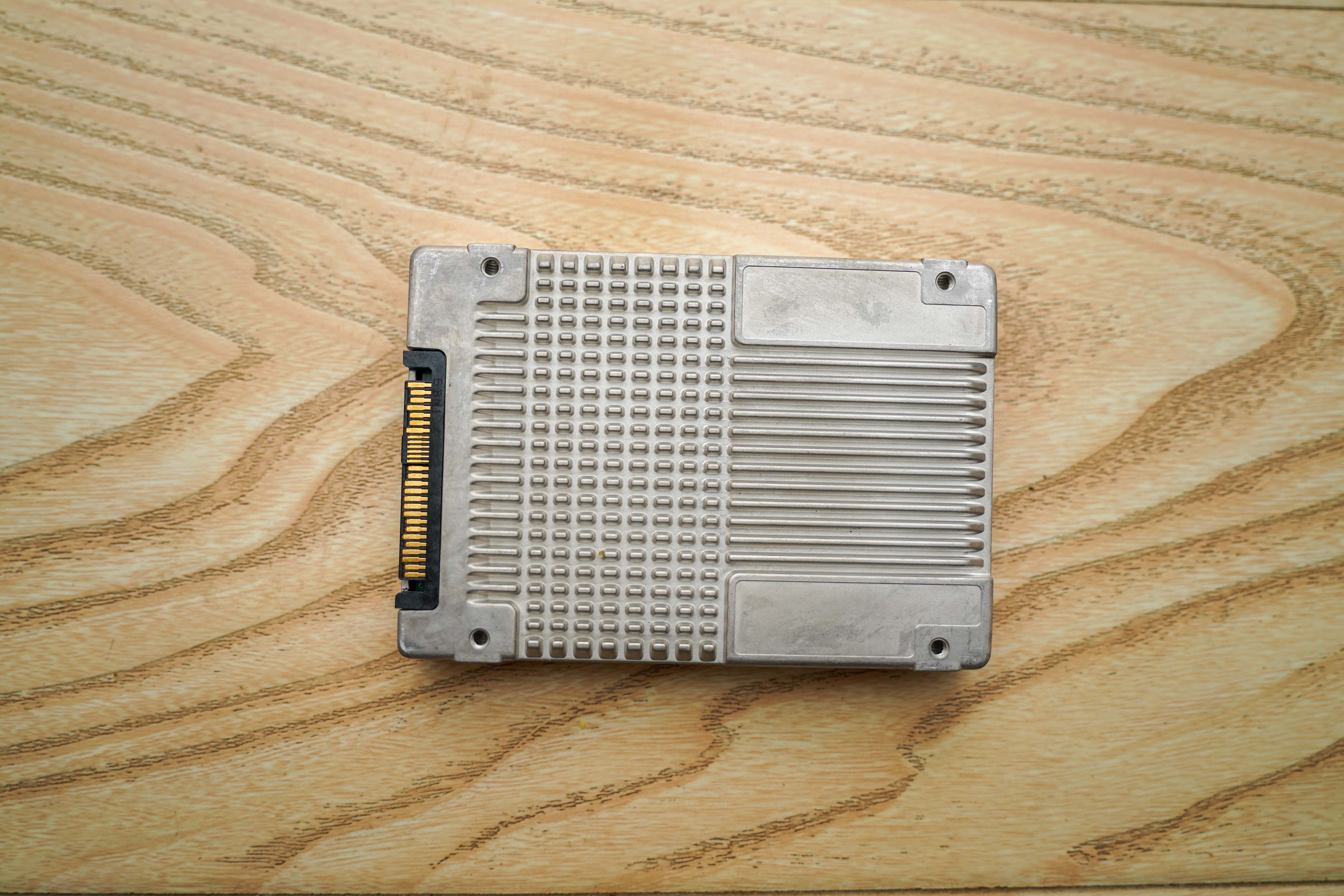 不到一折买到万元的P4600U.2SSD固态硬盘轻松满足万兆NAS缓存