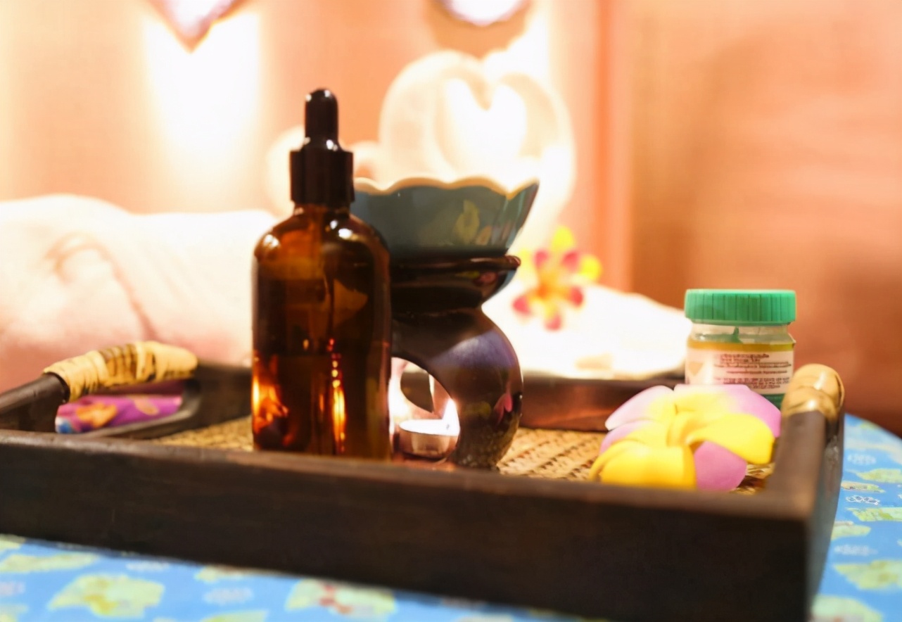 玫瑰精油和迷迭香精油搭配的功效,玫瑰精油用在脸上皮肤会变黑吗