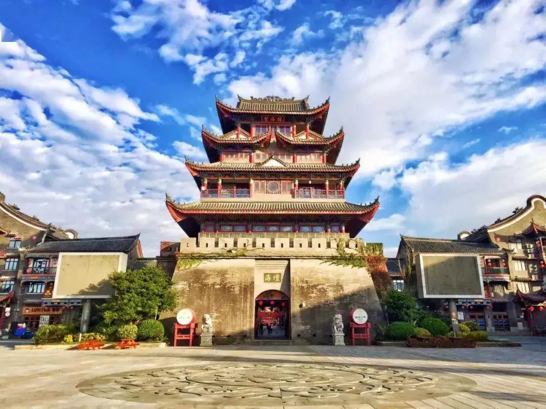 我喜欢去古镇，喜欢它那安详而宁静的气息