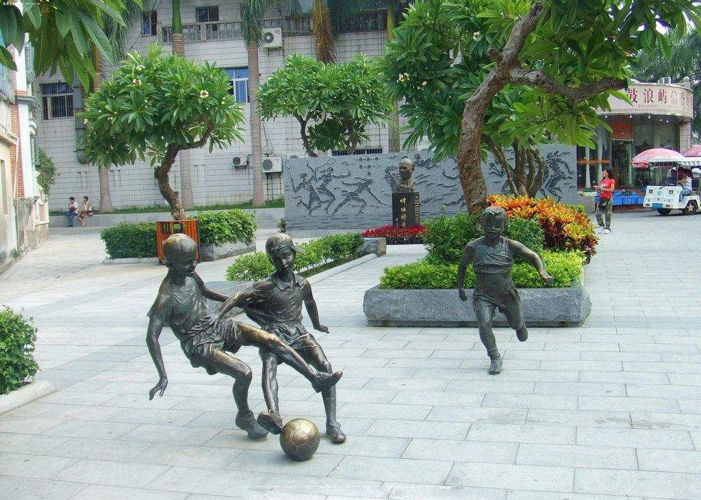 踢足球的好处和功效,踢足球的好处200字