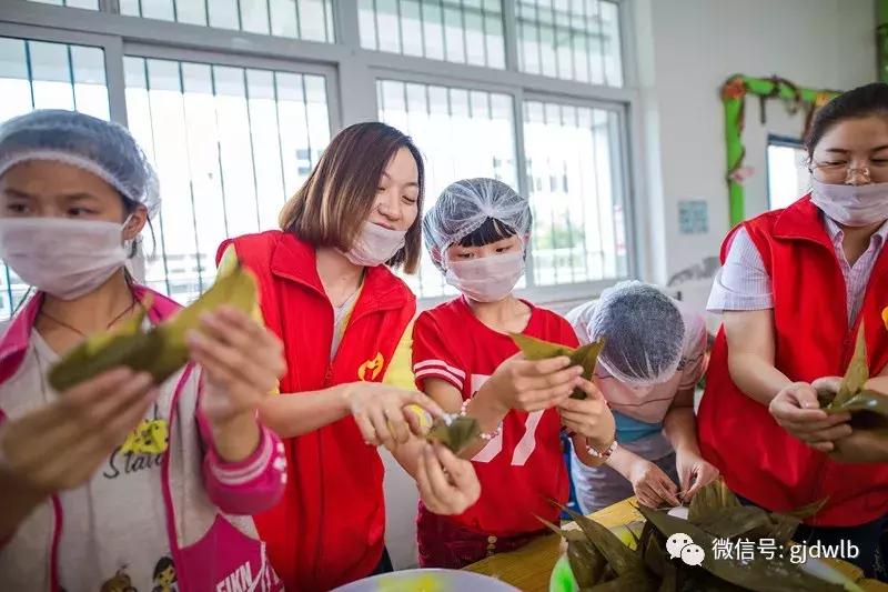 这些照片背后有什么故事,这些照片背后的心酸