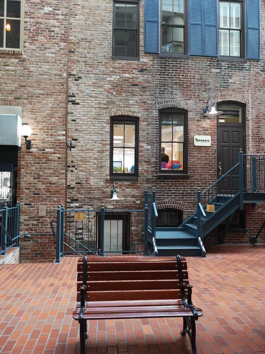 她为什么能凭自己的意愿到任何国际组织工作？