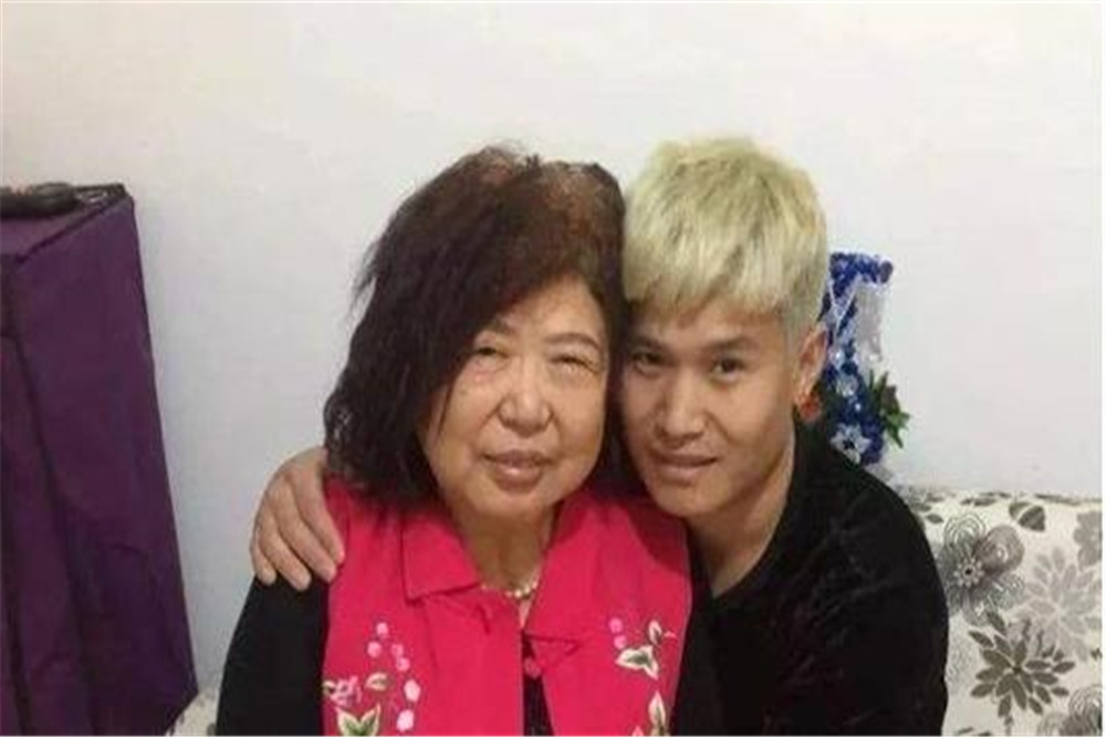 37岁差距的“奶孙恋”，本以为不会长久，看过照片后只剩祝福