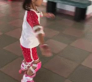4岁孩子学滑冰总说累不好好学,女儿学溜冰说说