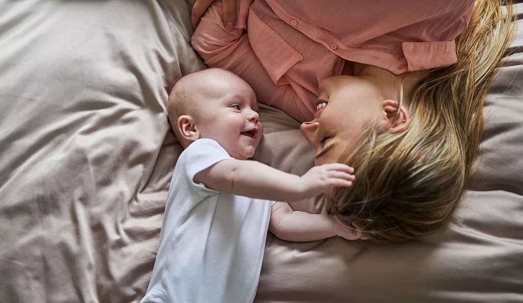 孩子跟奶奶比较亲妈妈应该怎么做,宝宝和奶奶更亲应该怎么办