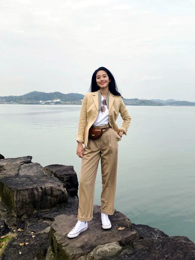 杨采钰穿绿色裙子,杨采钰秋款风衣穿搭