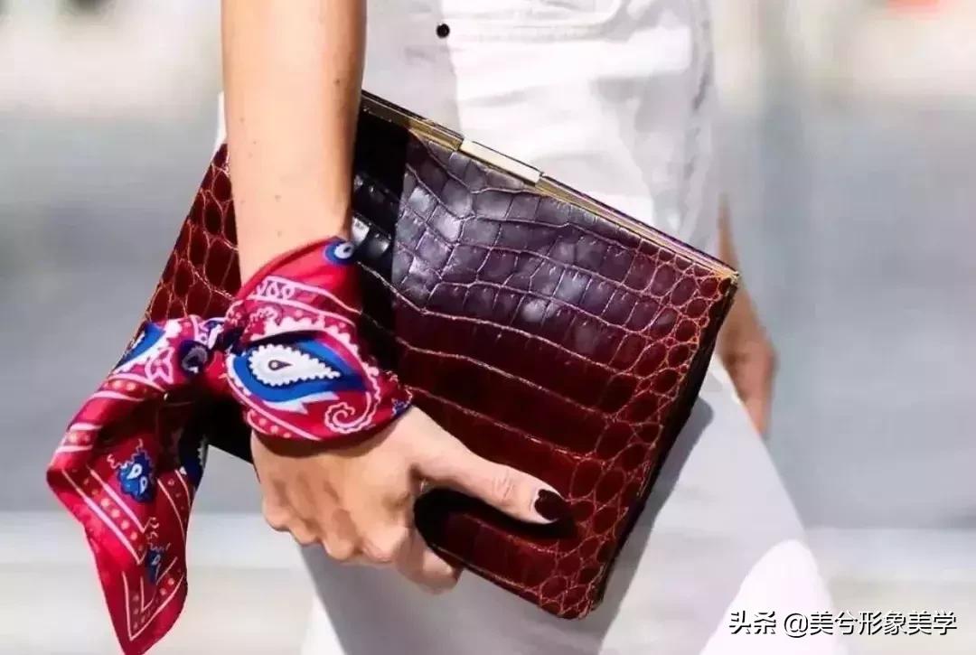 旧衣服怎么系丝巾好看,长条丝巾系法变衣服内搭