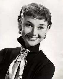 跨越半世纪的经典搭配王丝巾，这都当衣服穿了？