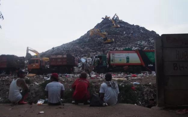 为挣2块钱，印尼万人住进世界最大垃圾场，和7000吨垃圾同吃住