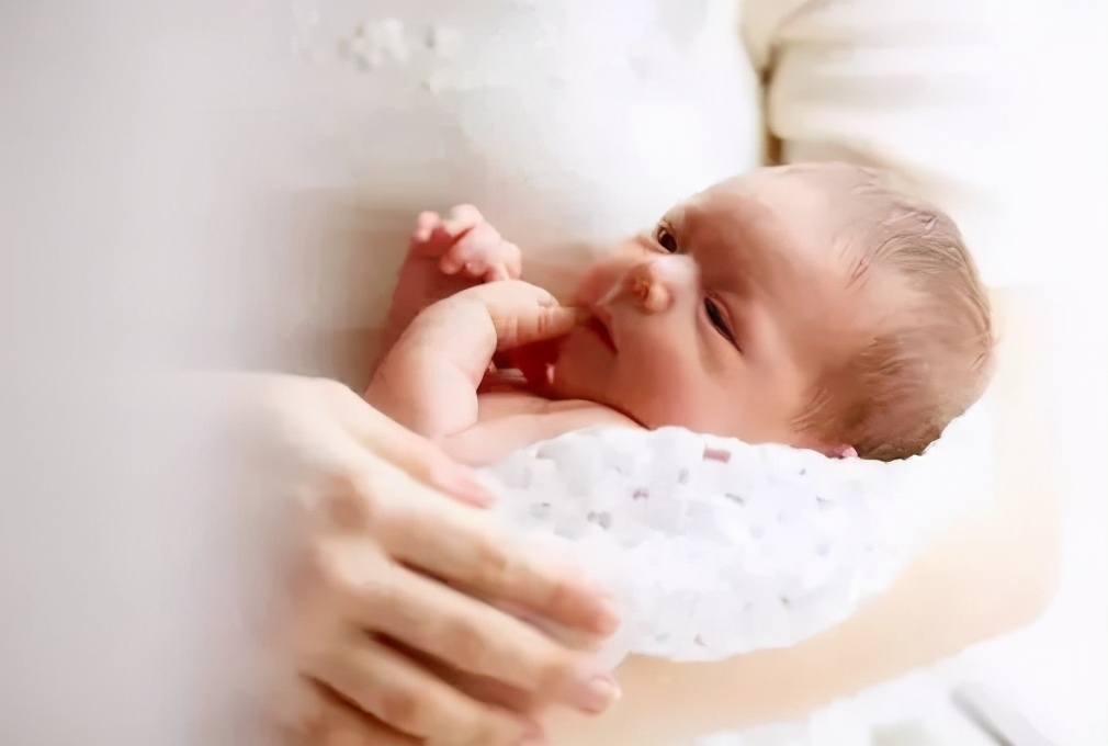 隆过胸的妈妈,母乳里真的有毒吗?