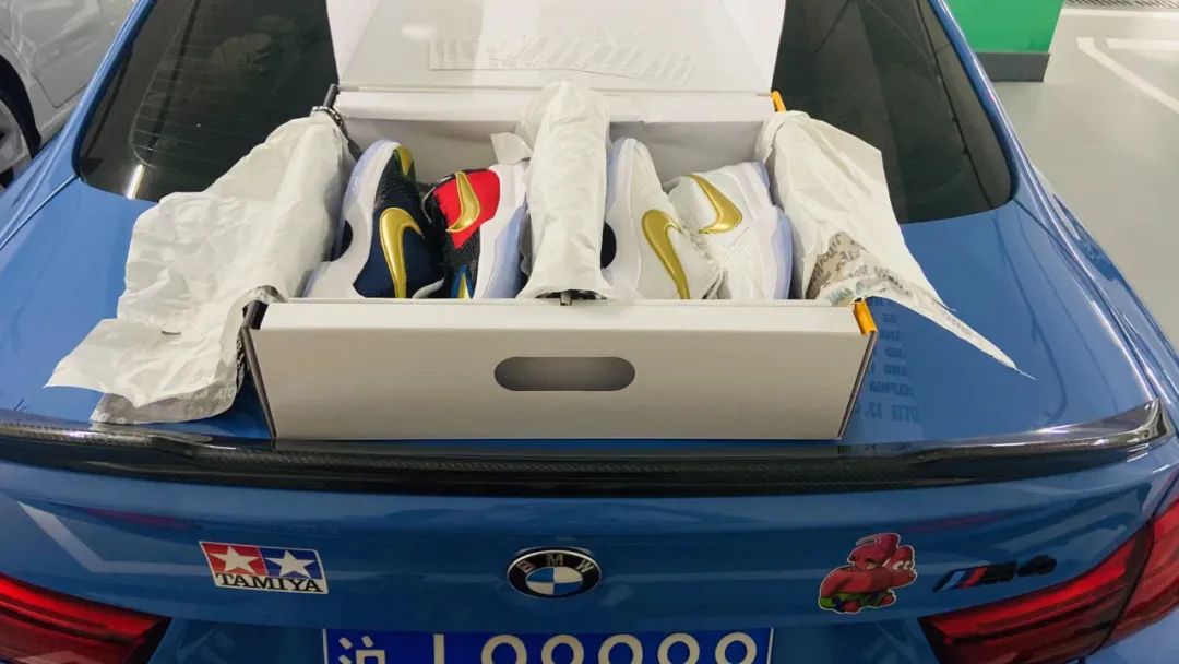 涨见识了!原来很多开宝马的都有一面鞋墙,穿的球鞋不上千就上万