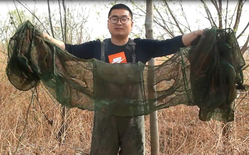 农村小伙在沙漠里做地笼,农村小伙去河里收地笼会怎么样