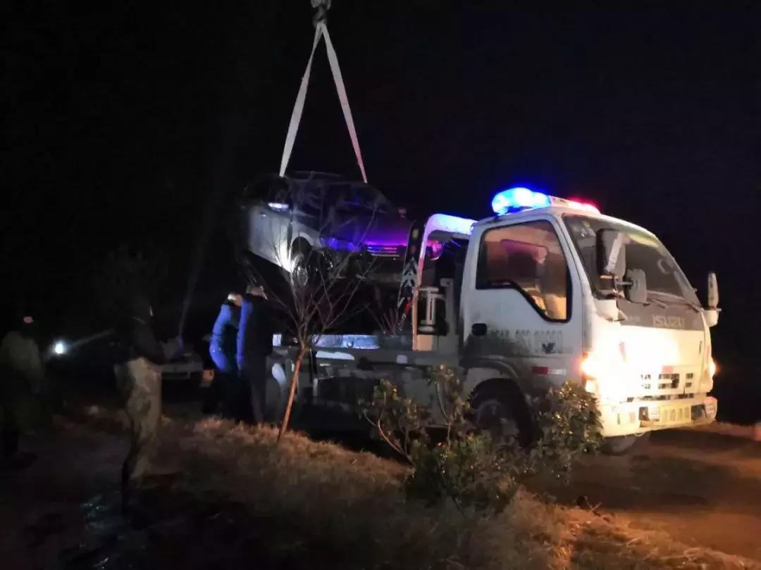 晚上开车弹烟头侧翻,司机被弹烟头