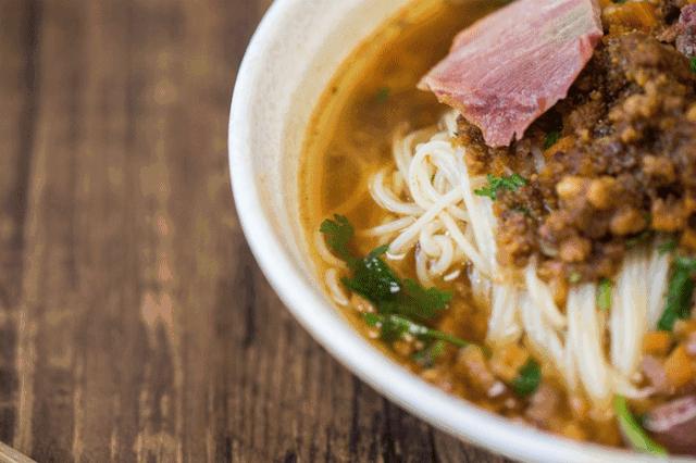 徐州68岁阿姨卖米线,徐州一家米线养活几十口人