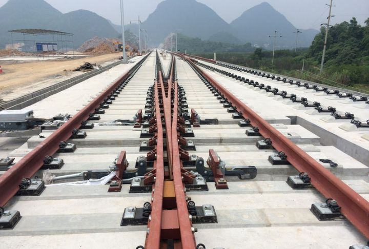 轨道下的碎石子是啥？为啥火车轨道下面要铺，高铁轨道上却不用