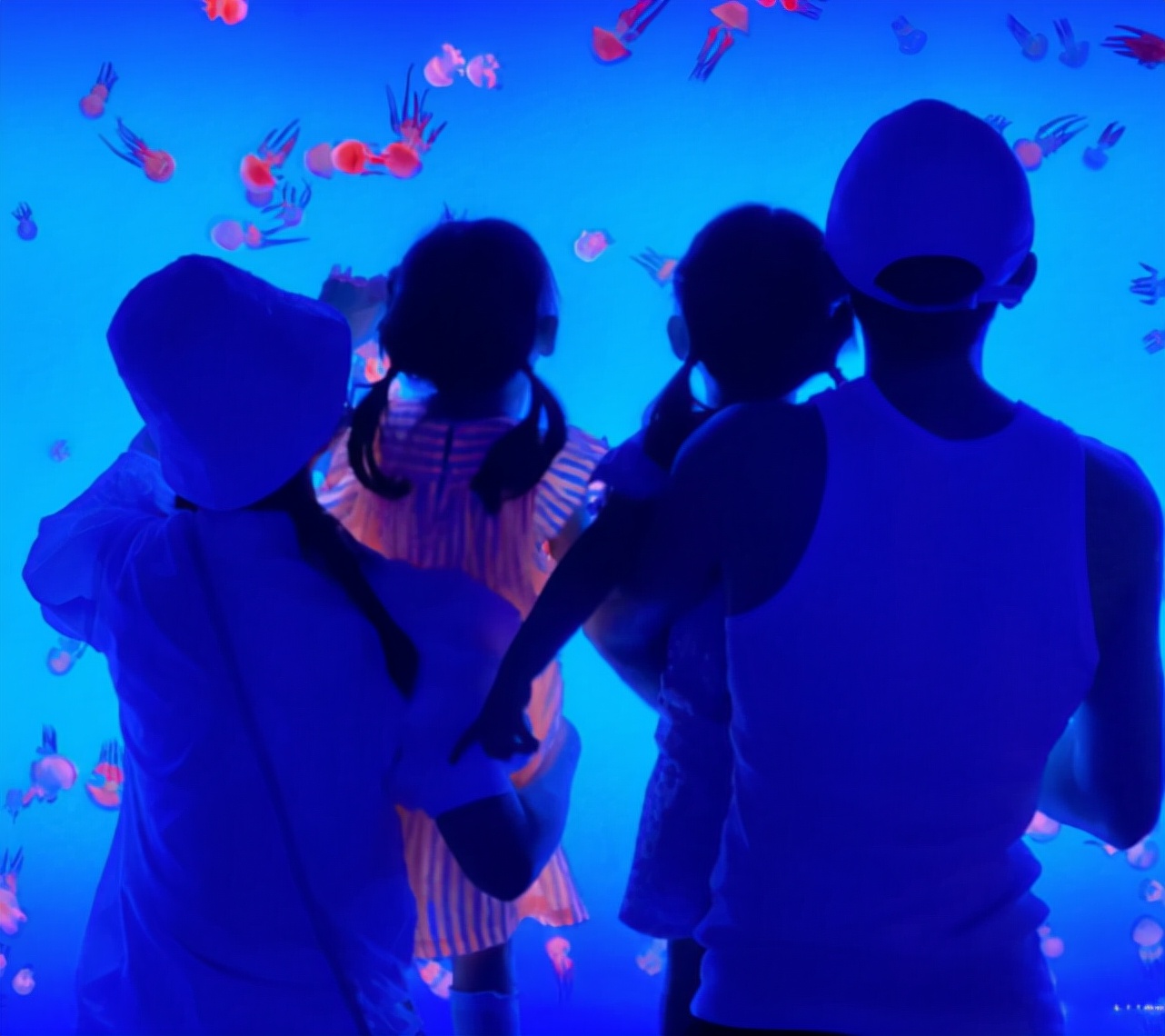 张杰演唱会摔倒受伤完整版,张杰意外摔伤仍坚持演唱四小时