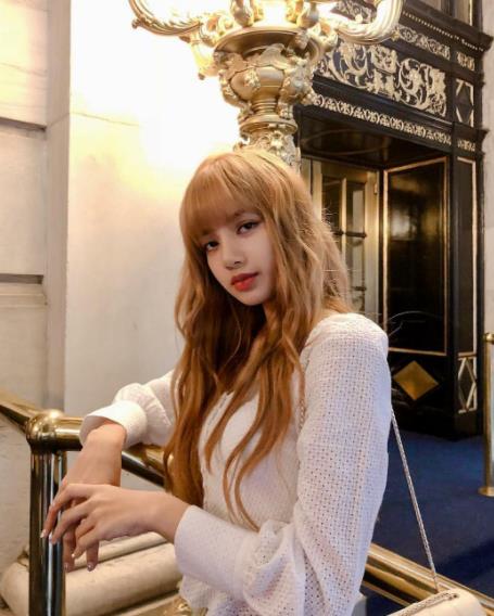 王嘉尔为lisa打calllisa点赞评论,lisa怎么回应王嘉尔