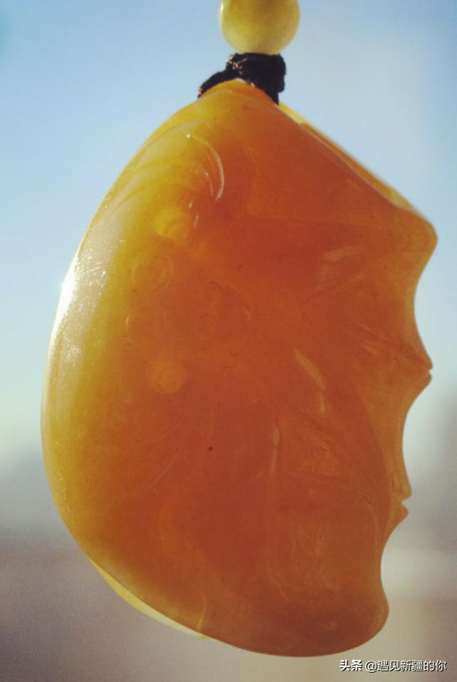 新疆戈壁滩上漂亮的金丝玉,新疆探险金丝玉