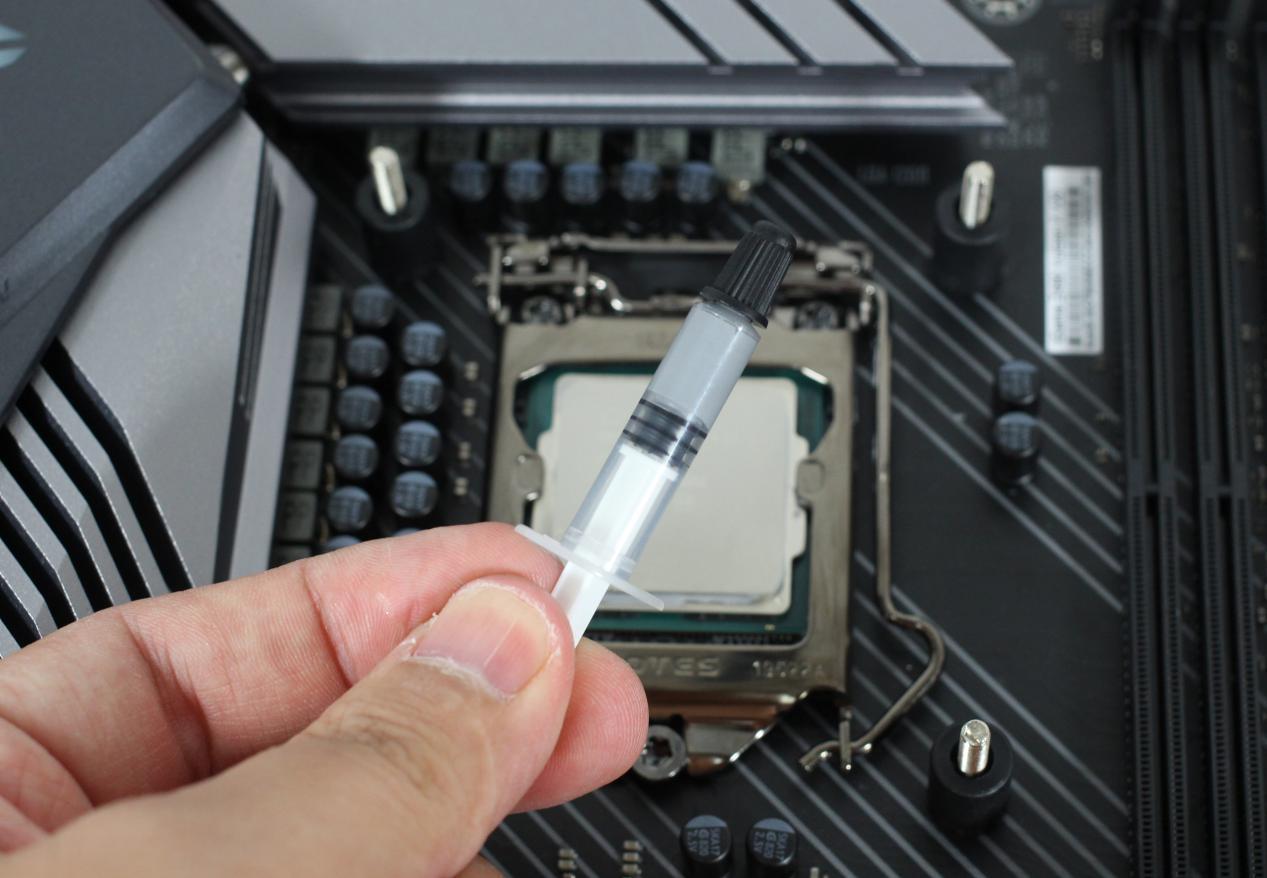 三款主流硅脂横评：谁能为十代酷睿散热解忧？